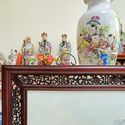 tranh sứ khung gỗ hoạ tiết xóm núi
